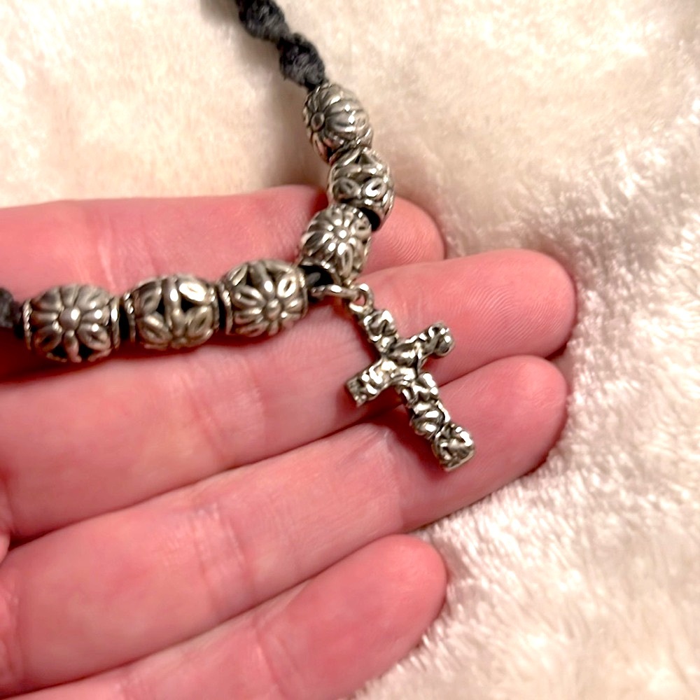 🖤 16” BLACK MACRAME, SILVER CROSS & SILVER FLORAL BEADS TOGGLE CLOSURE NECKLACE - Picture 4 of 7